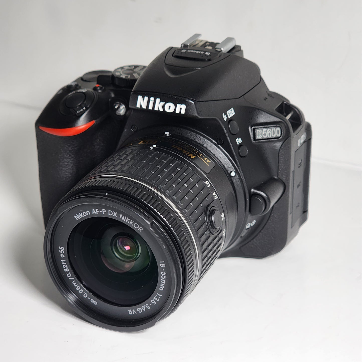 Nikon D5600 Kamera mit 18-55mm Objektiv 1576 - Top Preis-Leistungs-Verhältnis 20-teiliges Zubehörpaket