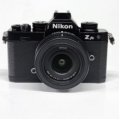 Spiegellose Nikon Zfc-Kamera und NIKKOR Z DX 16–50 mm 1:3,5–6,3 VR-Objektiv (schwarz)