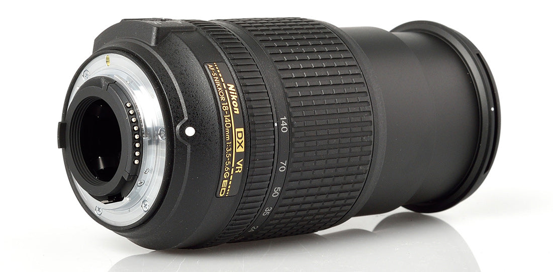 Nikon AF-S DX NIKKOR 18–140 mm 1:3,5–5,6G ED VR-Objektiv-Starterpaket