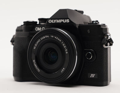 Olympus OM-D E-M10 Mark IV spiegellose Kamera mit 14-42 mm EZ-Objektiv (schwarz)