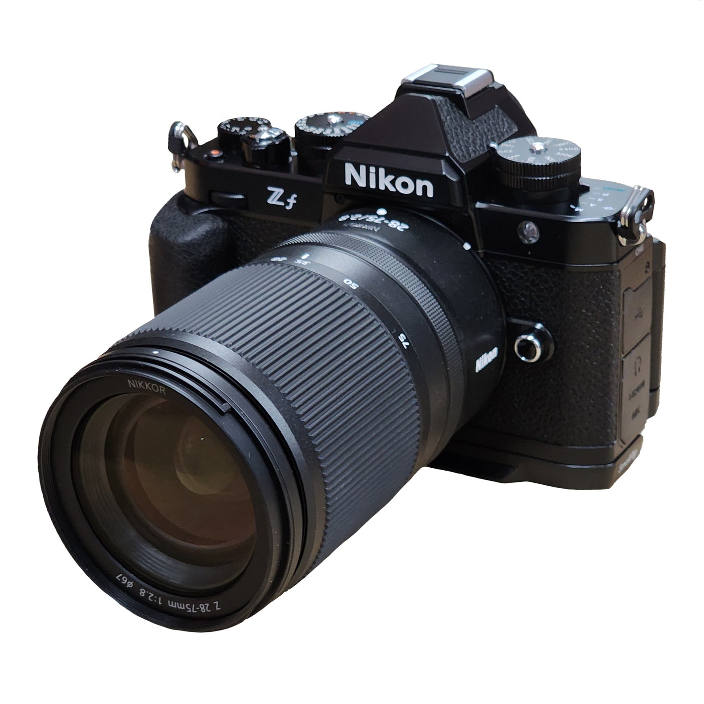 Spiegellose Nikon Zf-Kamera mit NIKKOR Z 28–75 mm 1:2,8-Objektiv