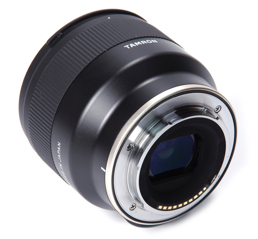 Tamron 24 mm f/2.8 Di III OSD M 1:2 Objektiv für Sony E F051 - 7-teiliges Zubehörpaket