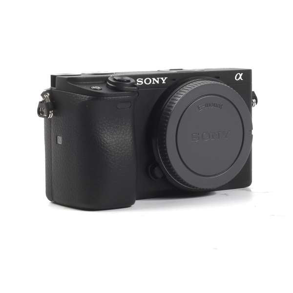 Sony Alpha a6400 spiegellose Digitalkamera mit 18-135-mm-Objektiv + 64-GB-Paket