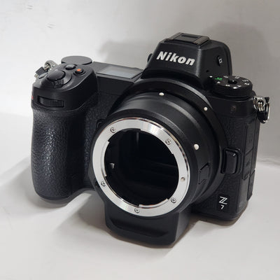 Spiegellose Digitalkamera Nikon Z 7 mit FTZ-Bajonettadapter-Kit