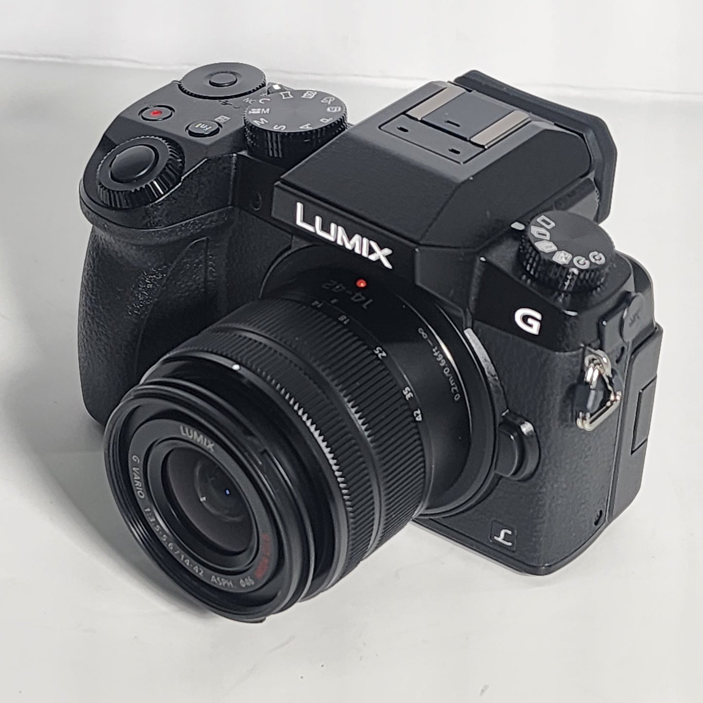 Spiegellose Kamera Panasonic Lumix G7 mit 14-42-mm-Objektiv (schwarz) – Zubehörset