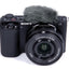Spiegellose Kamera Sony ZV-E10 mit 16-50-mm-Objektiv (Schwarz) – Zubehörpaket