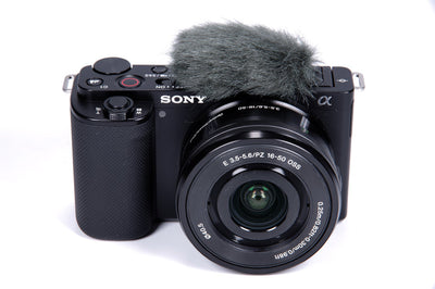 Spiegellose Kamera Sony ZV-E10 mit 16-50-mm-Objektiv (Schwarz) – Zubehörpaket