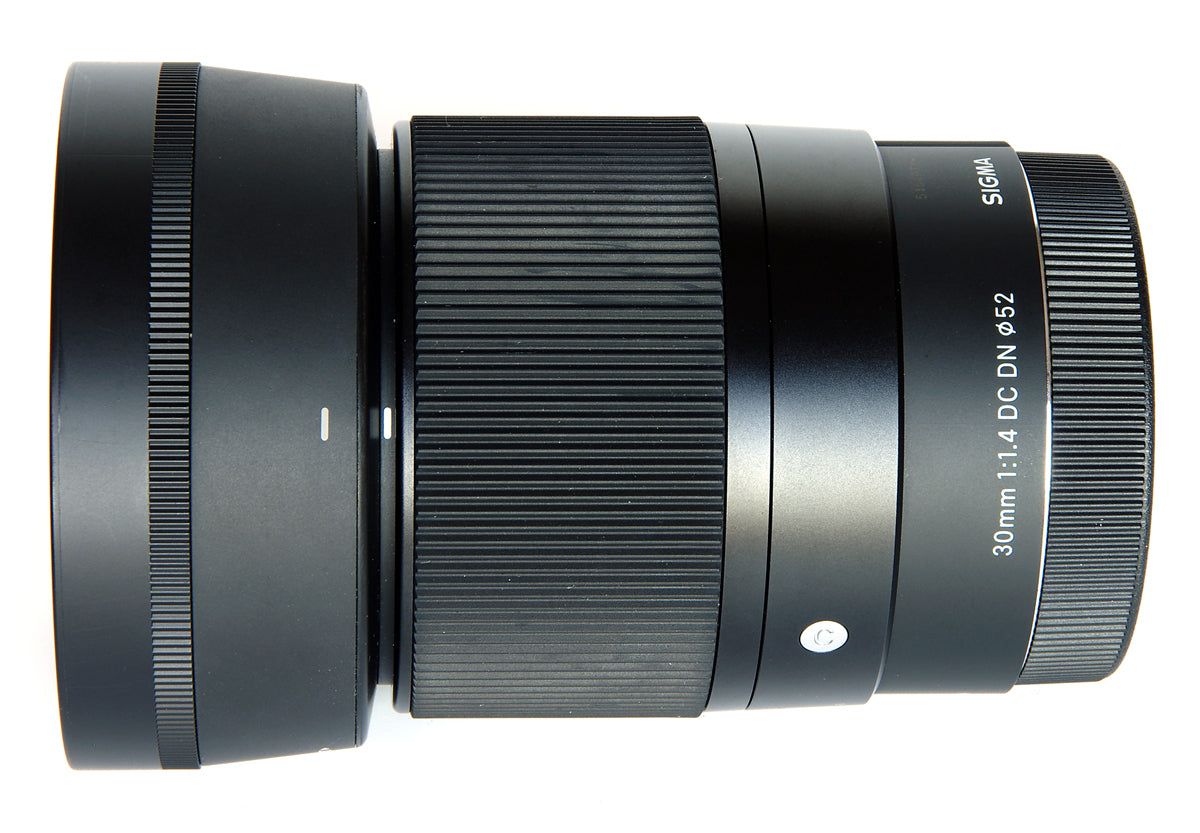 Sigma 30mm f/1.4 DC DN Contemporary-Objektiv für Canon EF-M – 7-teiliges Zubehörpaket