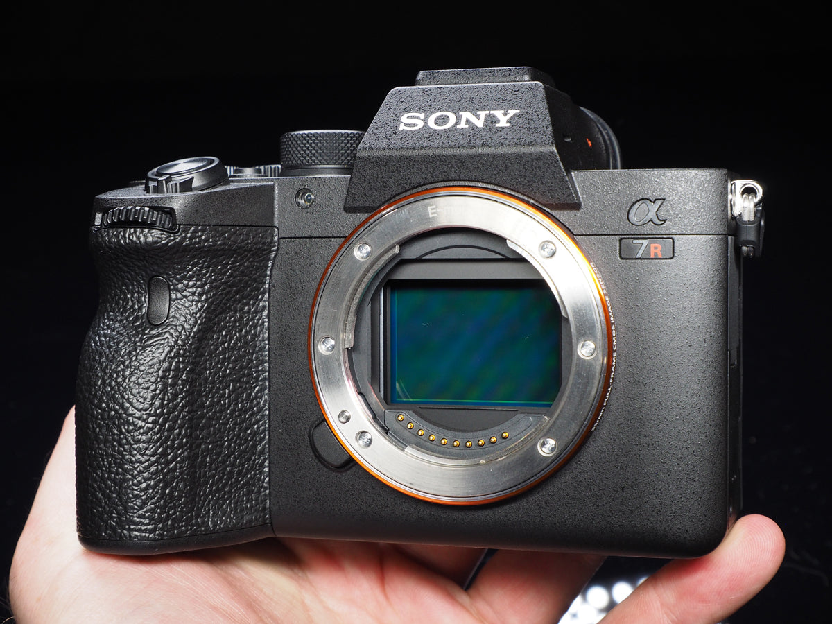 Sony Alpha a7R IV spiegellose Digitalkamera (Gehäuse) ILCE7RM4/B + 64 GB Gehäusepaket