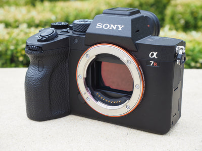 Sony Alpha a7R IV spiegellose Digitalkamera (nur Gehäuse) + 64 GB + Stativ-Paket