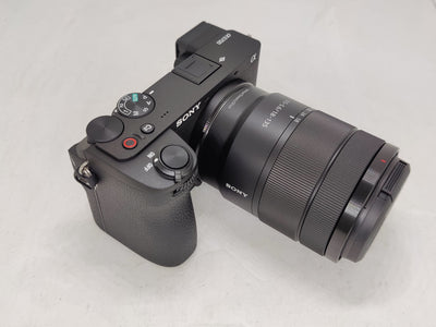 Spiegellose Kamera Sony a6700 mit 18-135-mm-Objektiv – ILCE-6700M/B