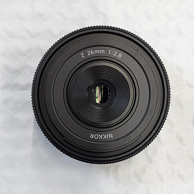 Nikon NIKKOR Z 26 mm 1:2,8-Objektiv (Nikon Z) 20116 – 7-teiliges Zubehörpaket