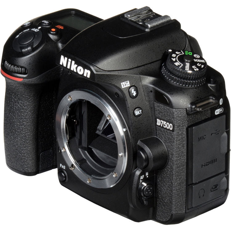 Nikon D7500 DSLR mit AF-S VR NIKKOR 18–105 mm VR-Objektiv