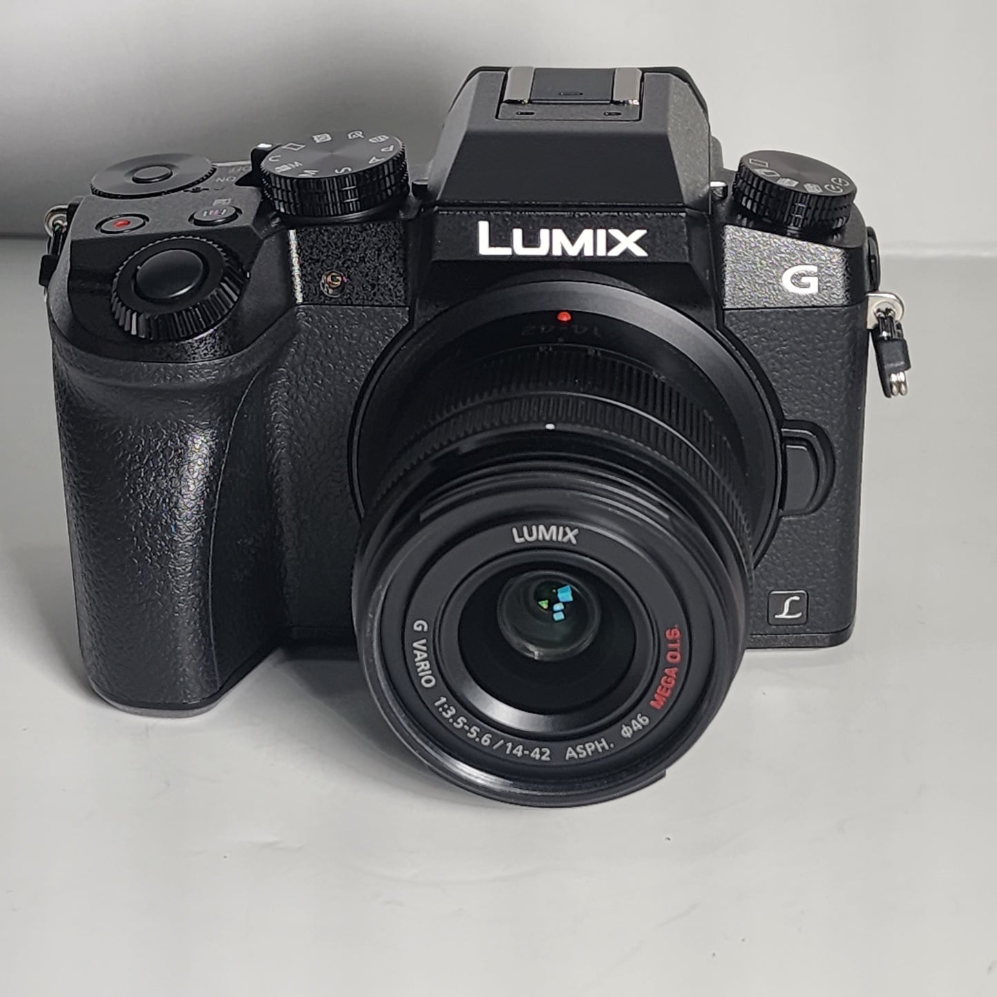 Spiegellose Kamera Panasonic Lumix G7 mit 14-42-mm-Objektiv (schwarz) – Zubehörset