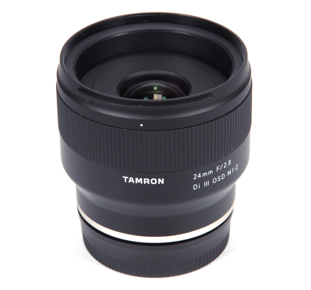 Tamron 24 mm f/2.8 Di III OSD M 1:2 Objektiv für Sony E F051 - 7-teiliges Zubehörpaket