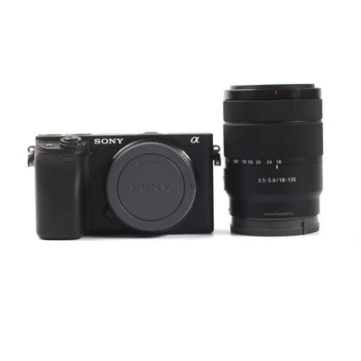 Sony Alpha a6400 spiegellose Digitalkamera mit 18-135-mm-Objektiv + 64-GB-Paket