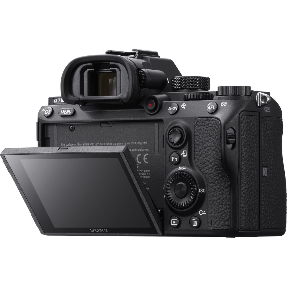 Spiegellose Kamera Sony a7 III mit 24–70 mm f/4-Objektiv + 64 GB + Deluxe-Tragetasche