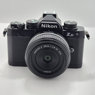 Spiegellose Nikon Zfc-Kamera (Schwarz) mit NIKKOR Z 28 mm 1:2,8 (SE)-Objektivpaket