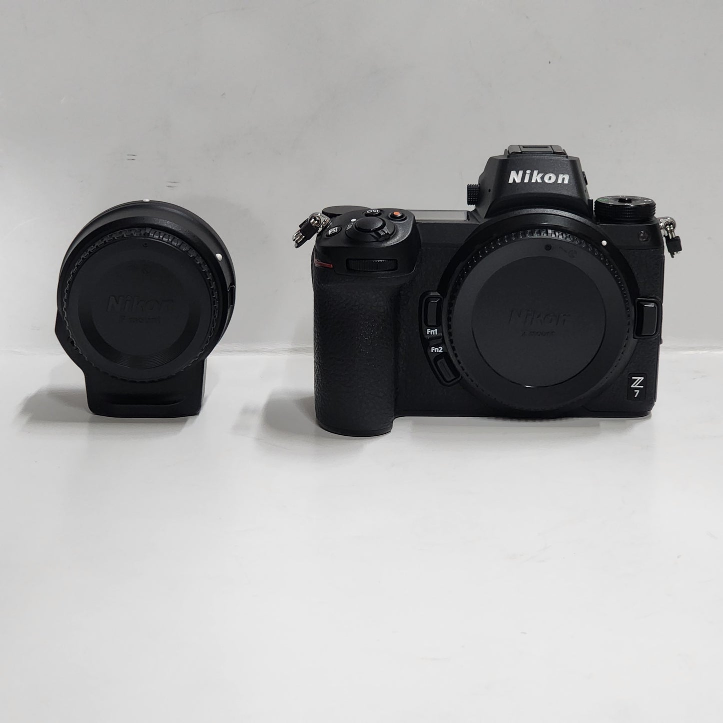 Spiegellose Digitalkamera Nikon Z 7 mit FTZ-Bajonettadapter-Kit