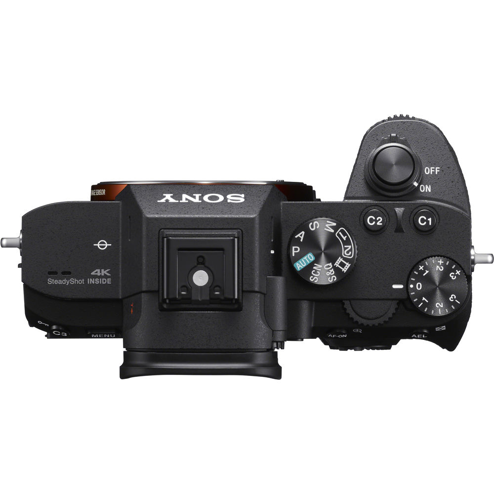 Spiegellose Kamera Sony a7 III mit 24–70 mm f/4-Objektiv + 64 GB + Deluxe-Tragetasche