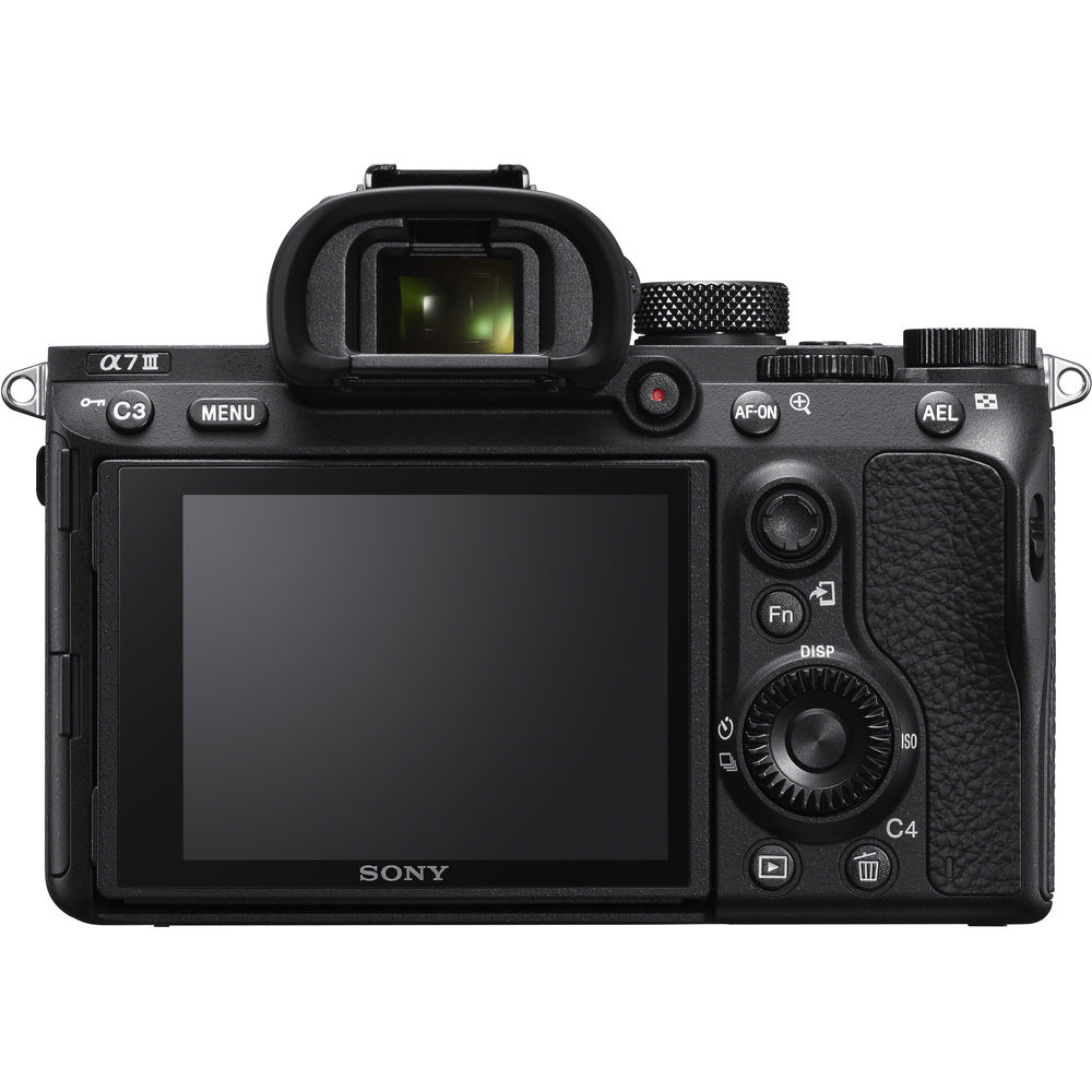 Spiegellose Kamera Sony a7 III mit 24–70 mm f/4-Objektiv + 64 GB + Deluxe-Tragetasche